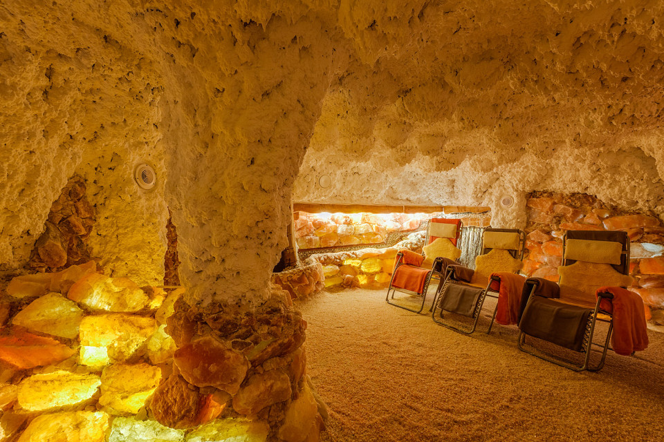 Blick in die Salzgrotte mit Wellnessliegen