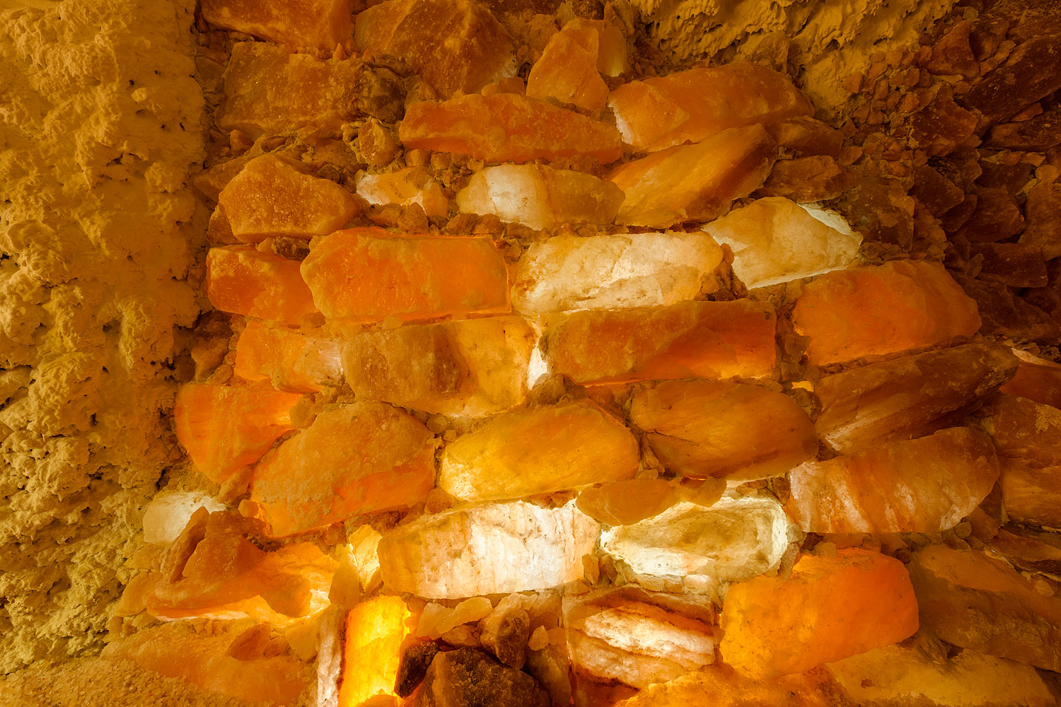 Stimmungsvolle Lichter in der Grotte