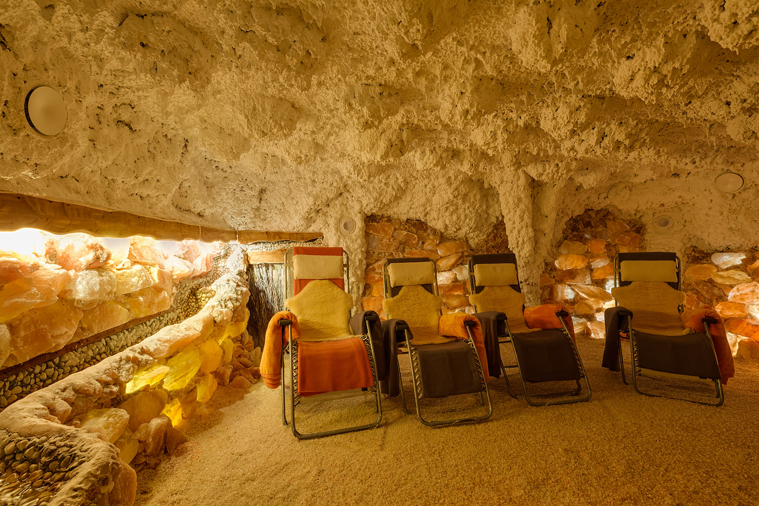 Salzwand der Salzgrotte Köln im warmen Licht